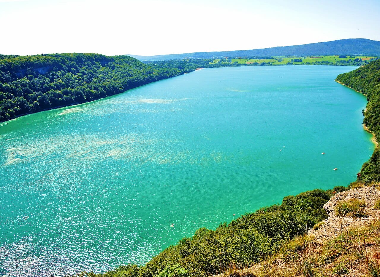 Lac de Chalain : joyau turquoise du Jura entre nature, loisirs et patrimoine Lac de Chalain, vu du belvédère de Fontenu
