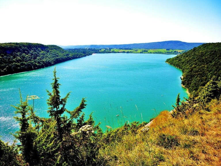 Lac de Chalain : joyau turquoise du Jura entre nature, loisirs et patrimoine Lac de Chalain vu du belvédère de Fontenu